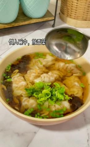 倒入碗中，放入香菜，开吃！