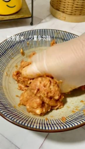 葱姜水，少量多次的添加抓拌均匀！