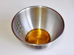 首先将转化糖浆与碱水倒入机器中。