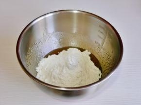 加入中筋面粉，翻拌至无干粉。