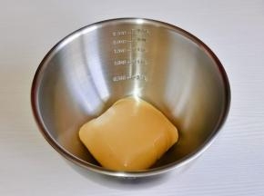 包上保鲜膜，室温松弛2小时。