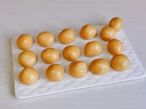 醒好的面团分成每个25克。