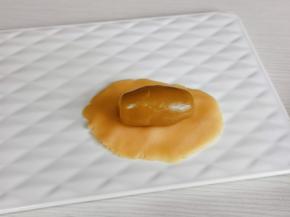 取一个面团，用手压扁，放上馅料。