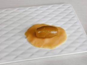 取一个面团，用手压扁，放上馅料。