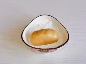 放入低筋面粉碗中，裹上面粉，再搓成与模具同样大小。