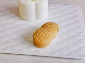 轻轻压出花生形状即可。