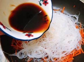 淋上泡元贝的水和酱油翻炒一分钟，酱油不要太多调色就好了，本身豆瓣酱就很咸哦