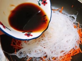 淋上泡元贝的水和酱油翻炒一分钟，酱油不要太多调色就好了，本身豆瓣酱就很咸哦