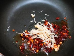 锅里加入油，油热后加入蒜末和六月香豆瓣酱翻炒出红油，加入元贝丝