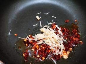 锅里加入油，油热后加入蒜末和六月香豆瓣酱翻炒出红油，加入元贝丝