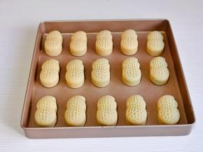 依次做好，放入烤盘中，表面喷一层水雾。