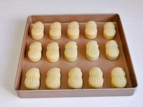 依次做好，放入烤盘中，表面喷一层水雾。