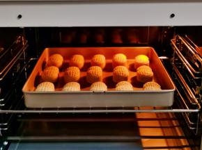 入烤箱上下180度烤18-20分钟。