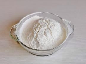 首先将低粉、泡打粉、小苏打混合过细筛。