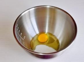 鸡蛋与细砂糖混合打至均匀。