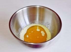 加入玉米油打至蛋液与油完全融合。