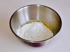 加入低筋面粉。