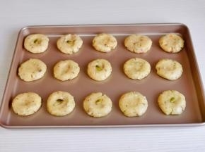 取一小块面团揉圆再压扁。