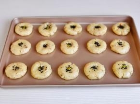 中间大拇指轻轻按一下，放上芝麻再压一下。