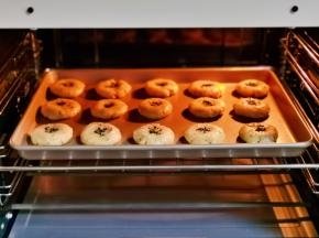 入烤箱中层，上下155度烤25分钟。（烤箱温度仅供参考，具体根据自家烤箱性能另定）