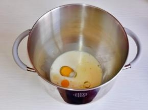 首先将牛奶，鸡蛋，玉米油倒入厨师机桶中，盐与糖对角放。