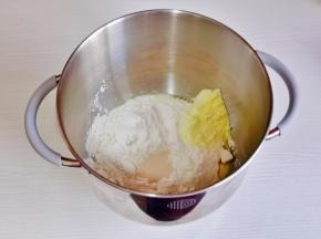 再加入高筋面粉，奶粉，酵母粉。