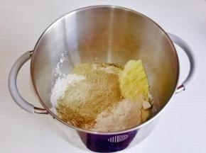 最后加入黑豆浆粉，启动厨师机2档揉面一个小程序。