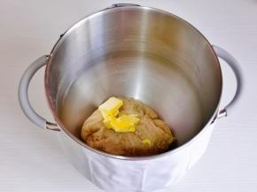 面团处于扩展阶段，加入黄油先2档再4档揉面至有手套膜即可。