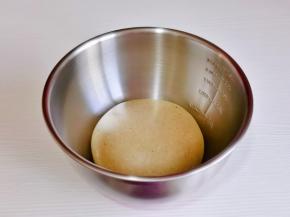 取出揉圆放入机器中。