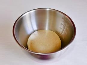 取出揉圆放入机器中。