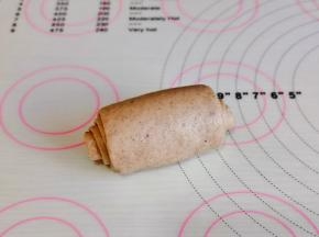 由上向下卷起来，收口捏紧朝下。