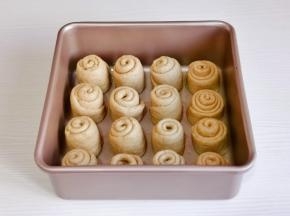 依次做好，摆入烤盘中，进行二次发酵。