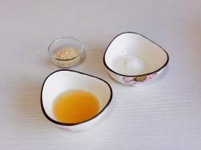 准备表面装饰食材：蜂蜜中加入1小勺橄榄油搅拌均匀。
