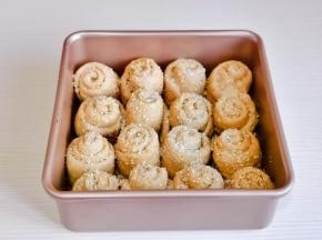 面包胚发酵至原来1.5倍大取出，刷上蜂蜜，撒芝麻，椰蓉。