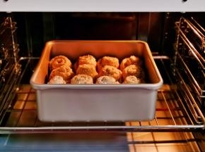 入预热好的烤箱底层，上下180度烤22-25分钟。（注意观察颜色，上色后加盖锡纸）