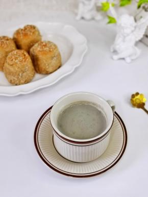 早餐一杯黑豆浆，两个小面包，能量满满。