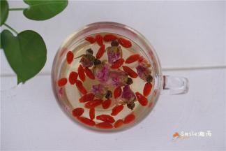 加入沸水，加杯盖浸泡5分钟，即可饮用。