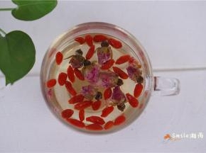 加入沸水，加杯盖浸泡5分钟，即可饮用。