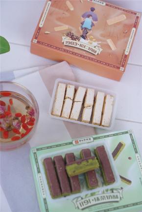 在心情不好，身体疲惫的时候，不妨喝一杯玫瑰花茶，对缓解心情，消除疲劳有很好的作用的。再加一些抹茶奶酥和松仁奶酥品尝（百年传统手艺），两种点心0添加防腐剂，口感微甜、不腻，一口酥脆，果仁香浓四溢，配茶刚刚好！或者早上配牛奶当早餐，喜欢。