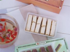 在心情不好，身体疲惫的时候，不妨喝一杯玫瑰花茶，对缓解心情，消除疲劳有很好的作用的。再加一些抹茶奶酥和松仁奶酥品尝（百年传统手艺），两种点心0添加防腐剂，口感微甜、不腻，一口酥脆，果仁香浓四溢，配茶刚刚好！或者早上配牛奶当早餐，喜欢。