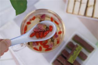 禁忌人群：生理期女性，注：玫瑰花最好不要与茶叶泡在一起喝（茶叶中有大量鞣酸，会影响玫瑰花舒肝解郁的功效）。