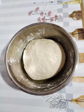 500克面粉中加入一勺盐，一半的面粉用开水120克烫面，再用120克的冷水，把另一半的面粉搅拌成棉絮状，混合均匀，揉成光滑细腻的面团！揉好后，盖上保鲜膜，醒面30分钟！