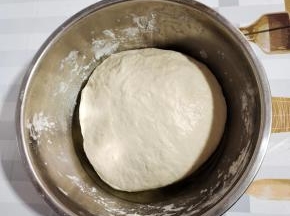 500克面粉中加入一勺盐，一半的面粉用开水120克烫面，再用120克的冷水，把另一半的面粉搅拌成棉絮状，混合均匀，揉成光滑细腻的面团！揉好后，盖上保鲜膜，醒面30分钟！
