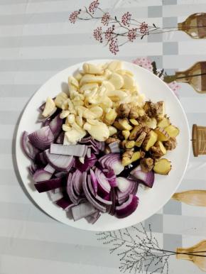 生姜1大块切成小块，蒜瓣4个剥皮，洋葱两个切成小块！