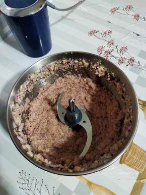 倒进搅拌机里面打碎！