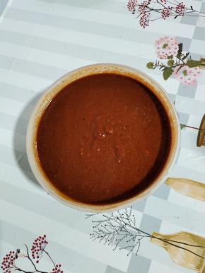 现在来准备酱汁儿：

豆瓣酱120克，黄豆酱60克，甜面酱60克，辣椒酱60克，盐2勺，王守义十三香4勺，加入适量的清水搅拌均匀调成酱汁儿！（豆瓣酱的颗粒比较大，我每次买的时候都会让店家帮我搅打成糊状了！用起来特别方便！）