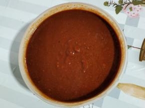 现在来准备酱汁儿：

豆瓣酱120克，黄豆酱60克，甜面酱60克，辣椒酱60克，盐2勺，王守义十三香4勺，加入适量的清水搅拌均匀调成酱汁儿！（豆瓣酱的颗粒比较大，我每次买的时候都会让店家帮我搅打成糊状了！用起来特别方便！）