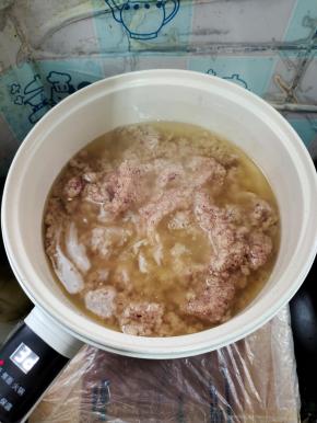 锅里面倒入多一点的食用油，加入搅拌好的洋葱姜蒜末，小火翻炒均匀！