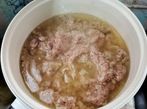 锅里面倒入多一点的食用油，加入搅拌好的洋葱姜蒜末，小火翻炒均匀！