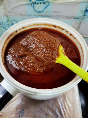 起锅前放入适量的鸡精翻炒均匀即可！这样我们的香辣酱就做好了！